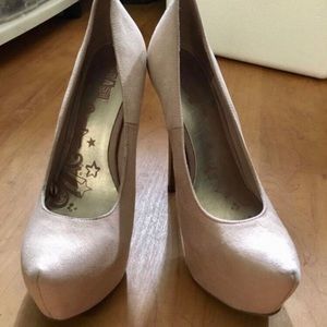 Never worn Women’s high heels / pumps
Size 8 1/2